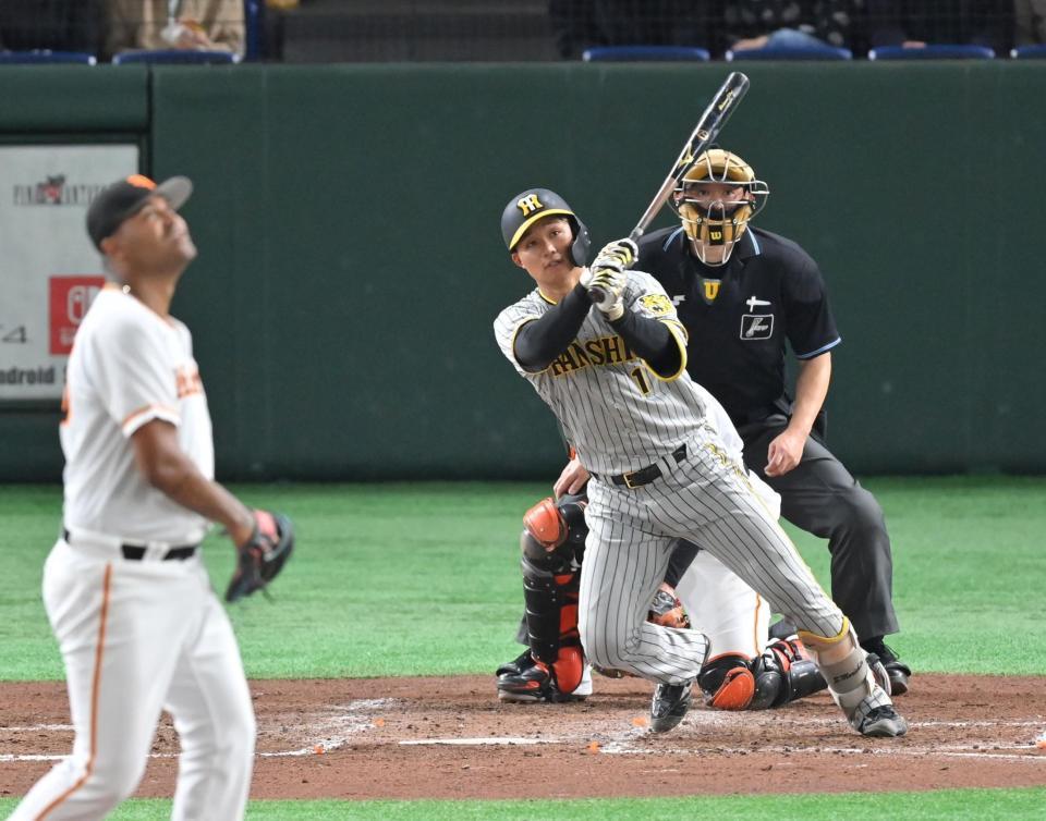 　５回、左越えソロを放つ森下（撮影・西岡正）