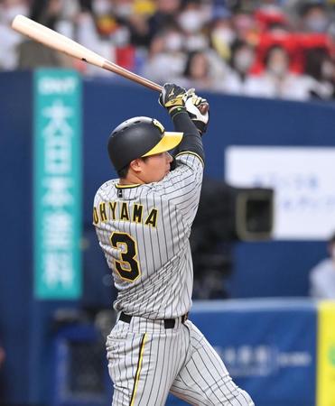 　４回、逆転２ランを放つ大山（撮影・高部洋祐）