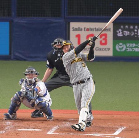 　４回、左中間スタンドへ逆転２ランを放つ大山（撮影・立川洋一郎）