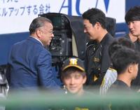 　試合前、掛布雅之ＨＬＴ（左）と握手を交わす大山（撮影・高部洋祐）