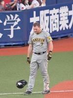 　８回、併殺打に倒れヘルメットを投げ捨てるノイジー（撮影・立川洋一郎）