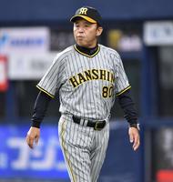 　７回の攻撃を終え、選手交代を伝えた岡田監督（撮影・中田匡峻）