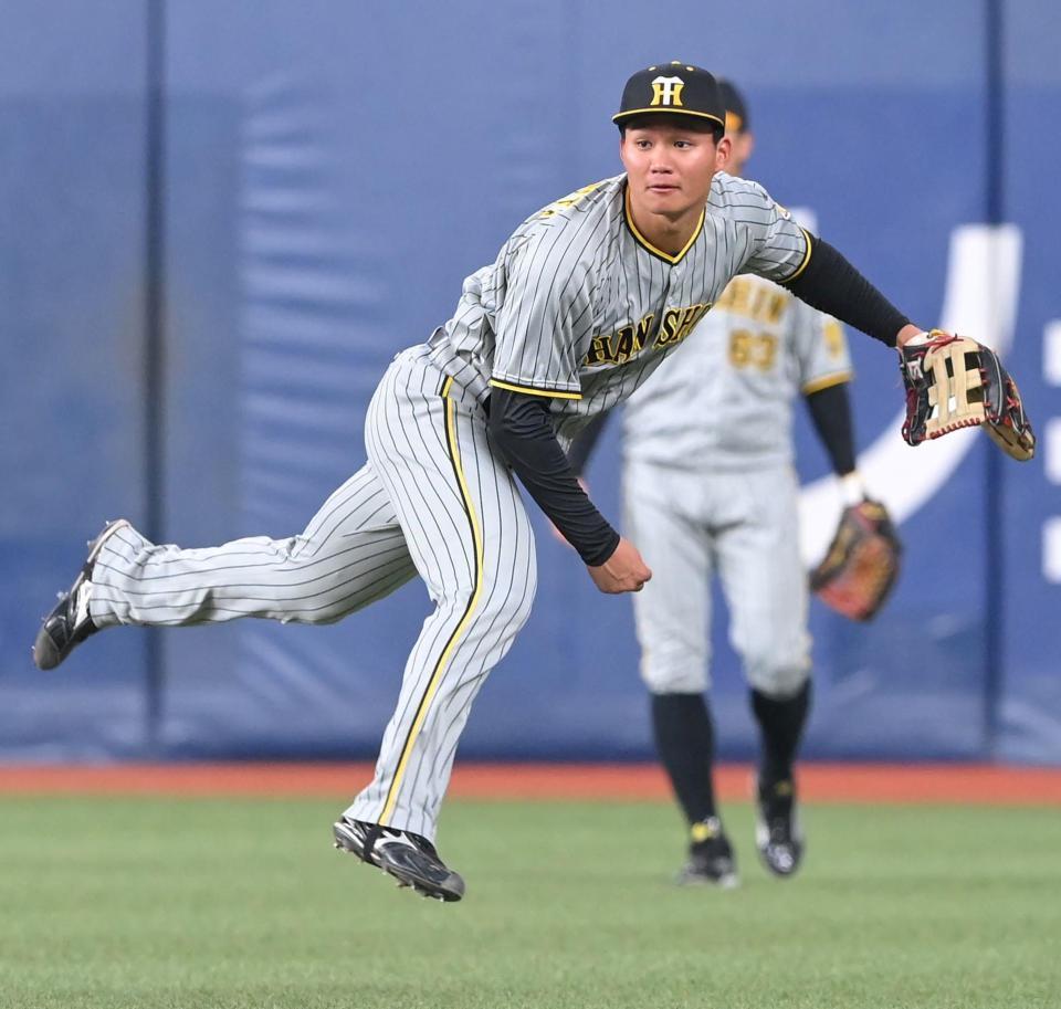 　試合前、シートノックを受ける森下（撮影・高部洋祐）