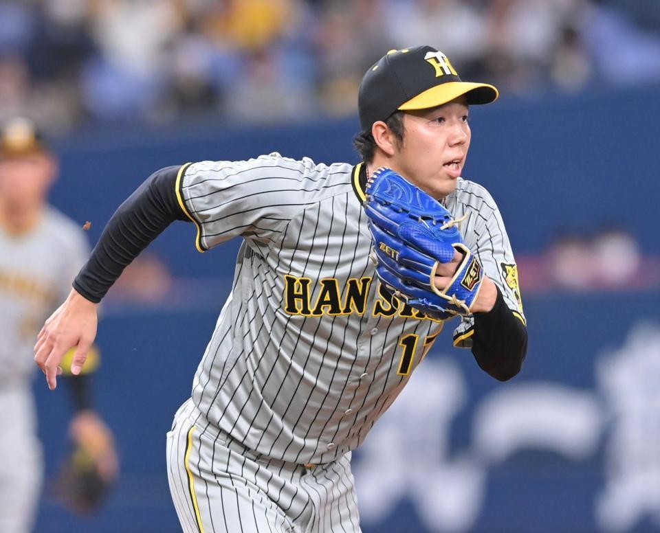 　５回、来田の打球で一塁ベースカバーに走る青柳（撮影・高部洋祐）