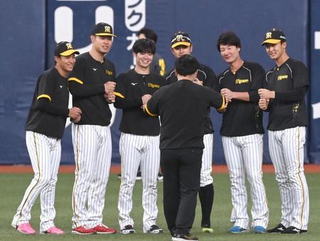 　ペッパーミルポーズで記念写真におさまる（左から）植田、佐藤輝、中野、板山、渡辺諒、小幡（撮影・飯室逸平）