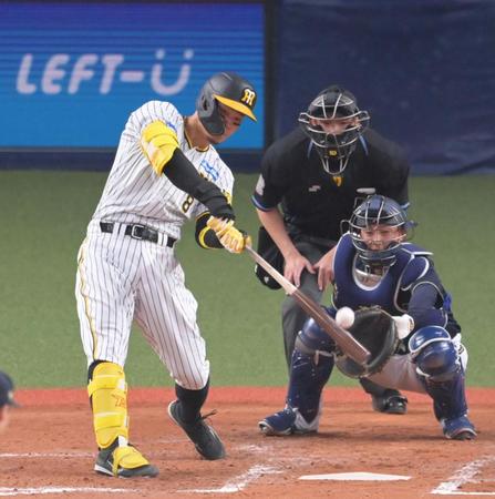 　４回、左中間スタンドへソロを放つ佐藤輝（撮影・立川洋一郎）