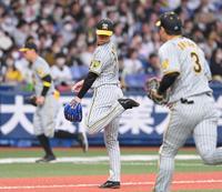 　スパイクについた土を気にする青柳