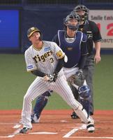 　１回、左翼スタンドへ先制３ランを放つ大山（撮影・立川洋一郎）