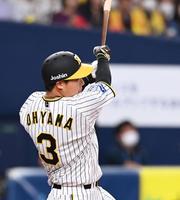 　１回、先制３ランを放つ大山（撮影・飯室逸平）