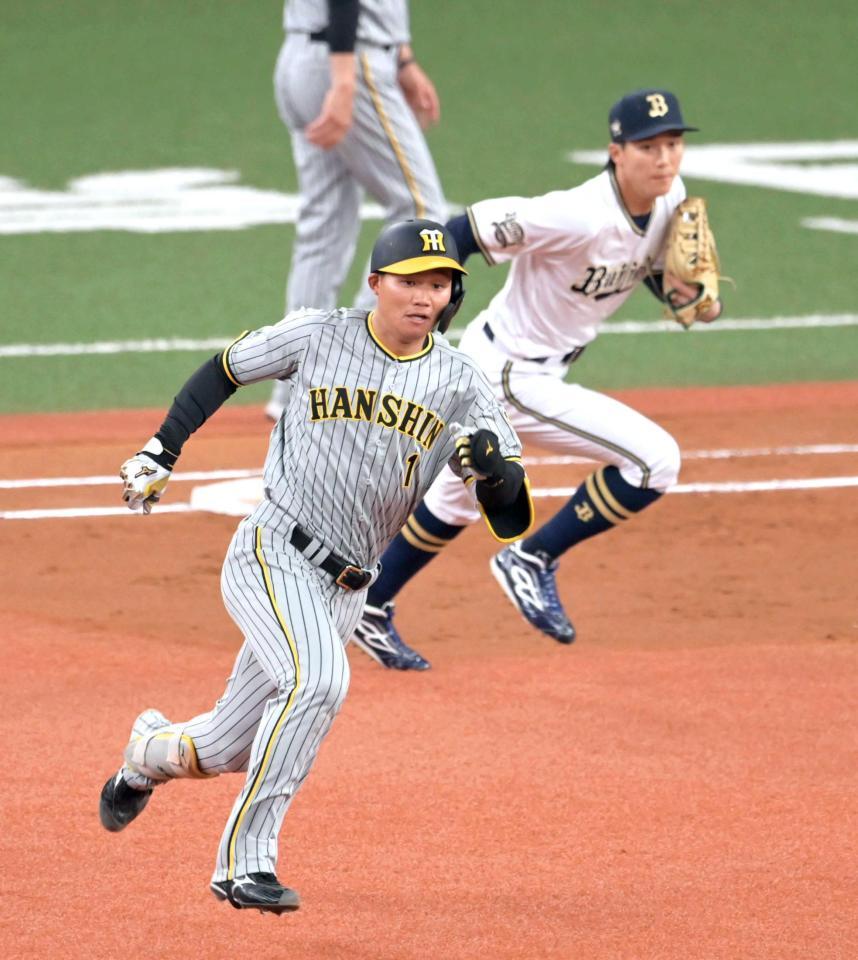 　７回、左中間を破る安打を放ち二塁へ向かう森下（撮影・立川洋一郎）