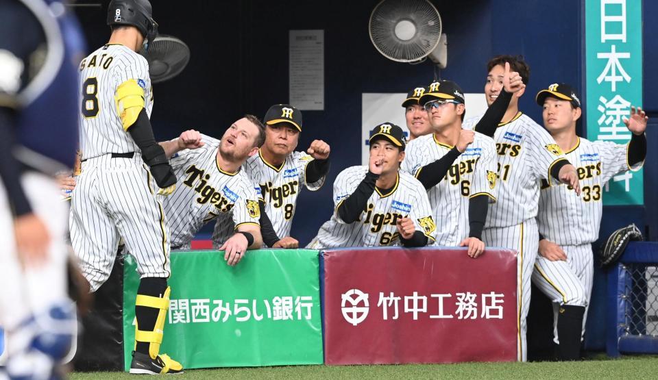 　４回、佐藤輝（８）を迎えるノイジー（左端）ら阪神ナイン（撮影・飯室逸平）