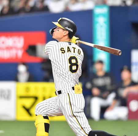 　４回阪神無死、左中間へソロを放つ佐藤輝