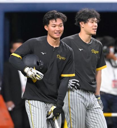 　試合前、佐藤輝（右）と共に笑顔を見せ森下（撮影・高部洋祐）