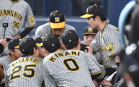 　試合前の円陣で声出しする中野（右）＝撮影・飯室逸平