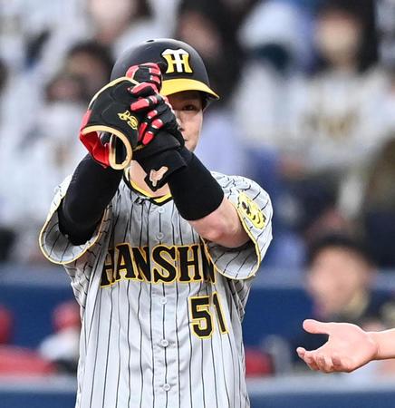 　４回、左前打を放ち塁上でペッパーミルパパフォーマンスを決める中野（撮影・飯室逸平）