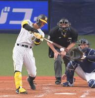 　５回、右前打を放つ佐藤輝（撮影・立川洋一郎）