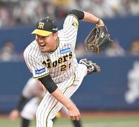 　４回、気迫の投球を見せる秋山（撮影・飯室逸平）　