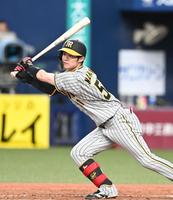 　４回、左前打を放つ中野（撮影・飯室逸平）