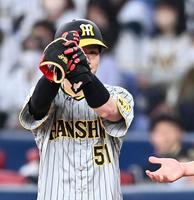 　４回、左前打を放ち塁上でペッパーミルパパフォーマンスを決める中野（撮影・飯室逸平）