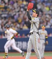 　１回、杉本（左）に先制２ランを浴びた才木（撮影・高部洋祐）