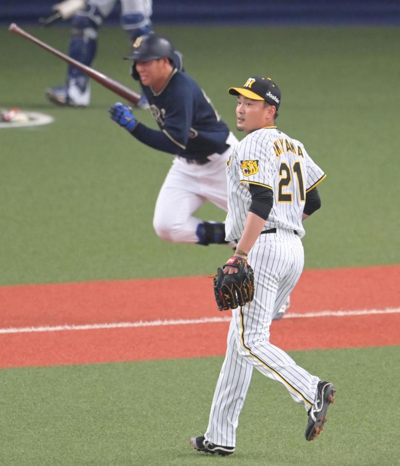 　２回、来田を二ゴロに打ち取る秋山（撮影・立川洋一郎）