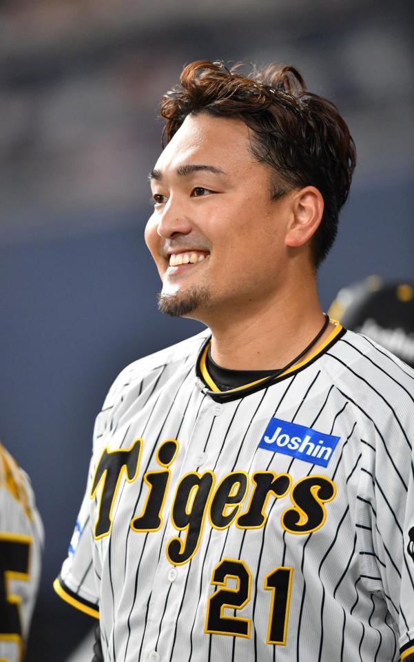 　４回を投げ終え、ベンチ前で笑顔を見せる秋山（撮影・中田匡峻）