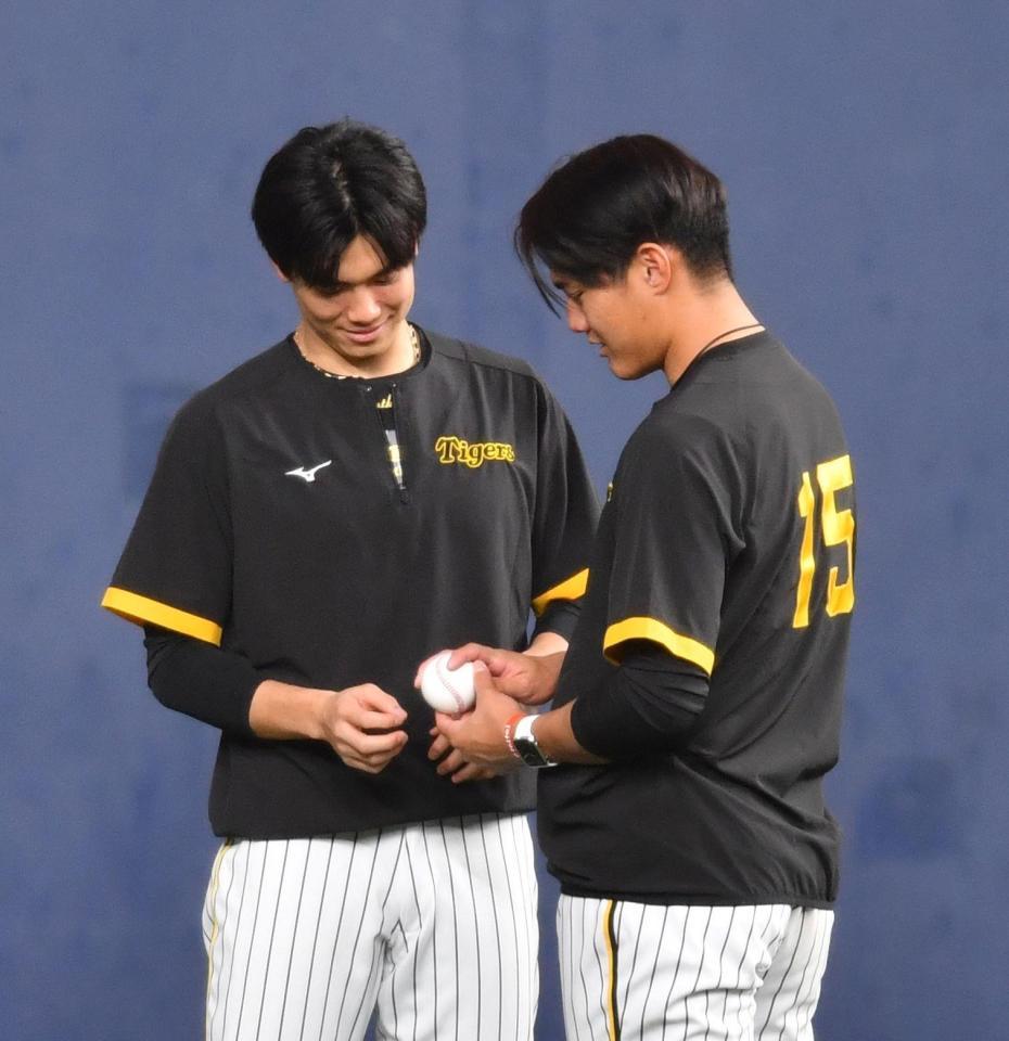 　西純（右）と話し込む湯浅（撮影・中田匡峻）