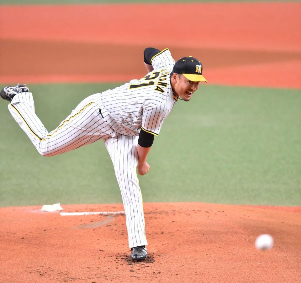 　力投する先発の秋山（撮影・中田匡峻）