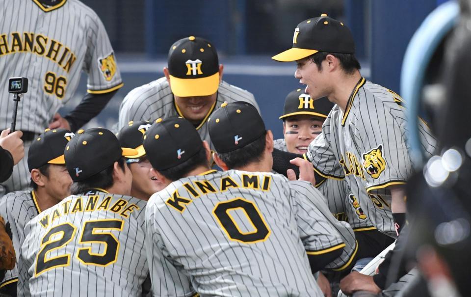 　試合前の円陣で声出しする中野（右）＝撮影・飯室逸平