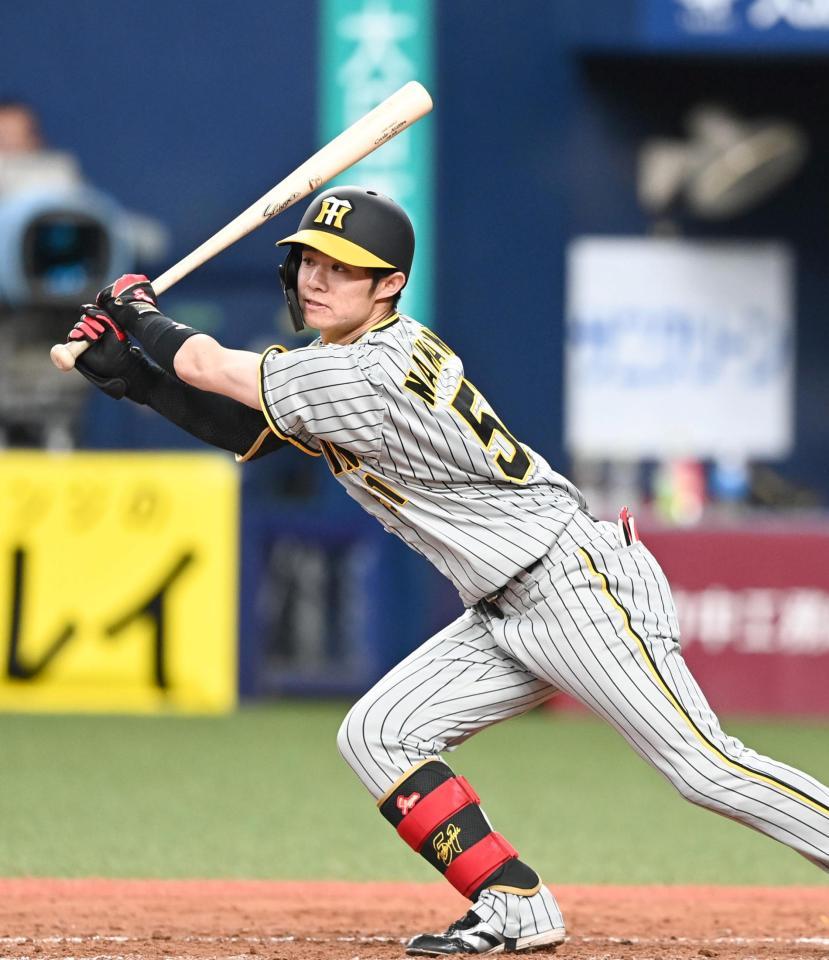 　４回、左前打を放つ中野（撮影・飯室逸平）