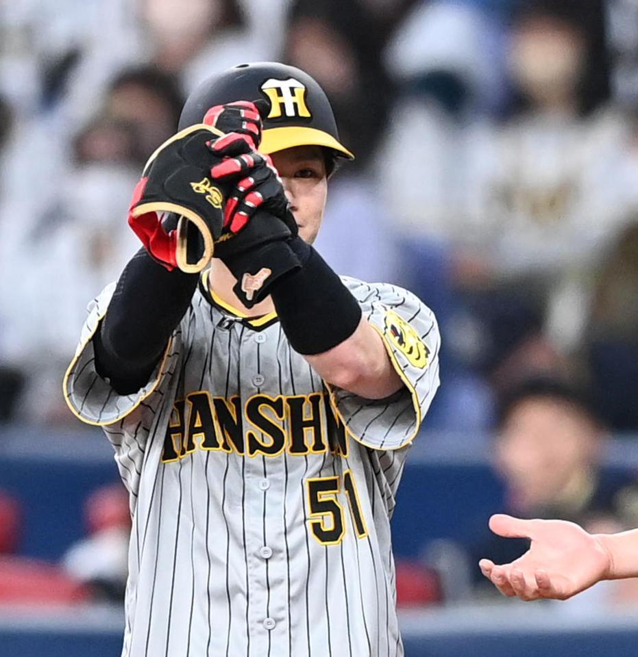 　４回、左前打を放ち塁上でペッパーミルパパフォーマンスを決める中野（撮影・飯室逸平）