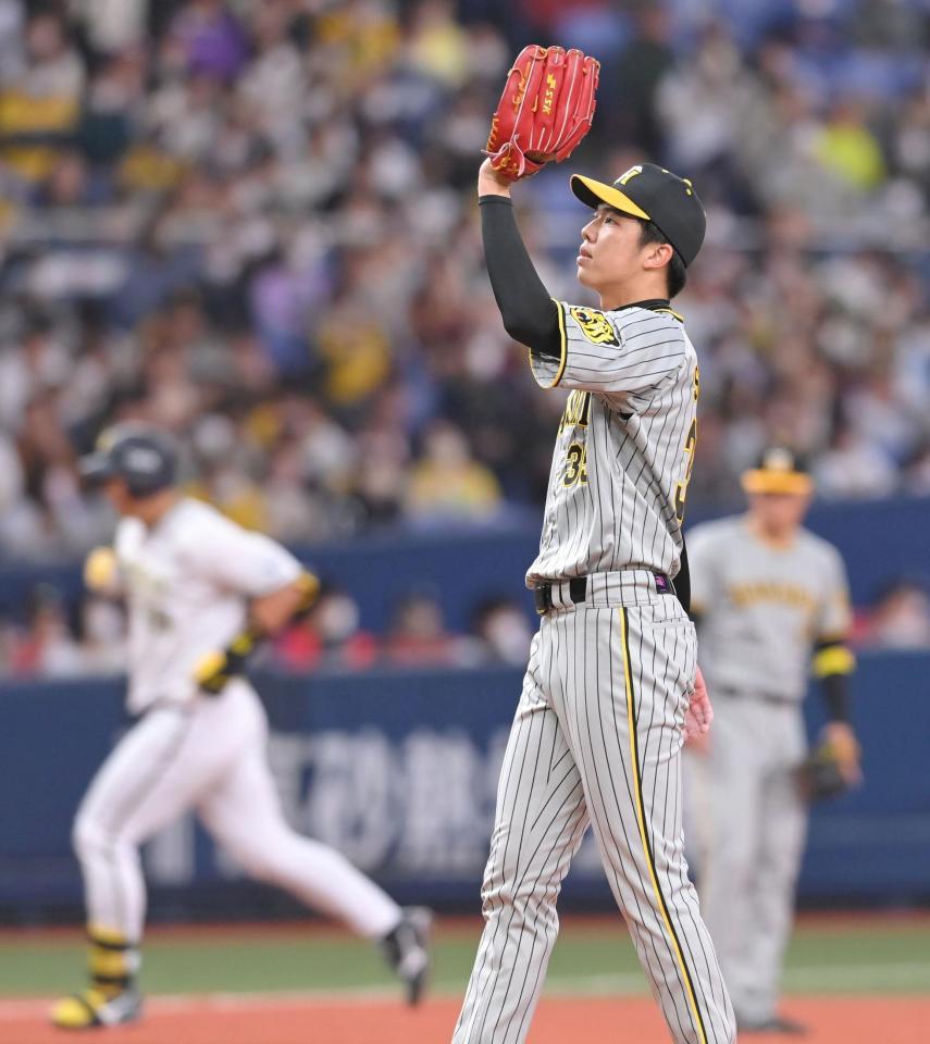 　１回、杉本（左）に先制２ランを浴びた才木（撮影・高部洋祐）