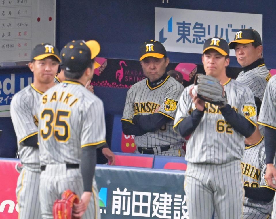 　ベンチへ引き揚げる才木（３５）に目をやる岡田監督（中央）＝撮影・立川洋一郎