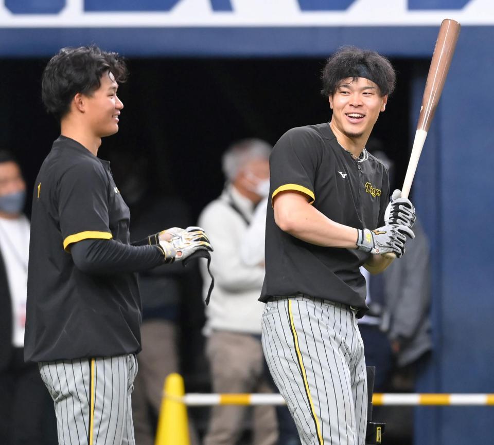 　試合前、森下（左）と談笑する佐藤輝（撮影・高部洋祐）