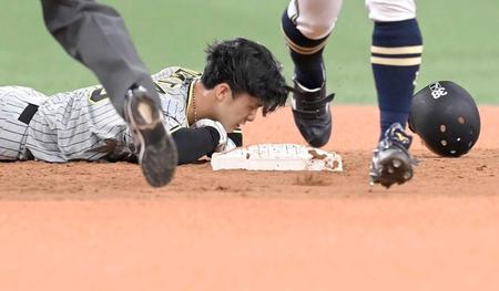 　５回、けん制タッチアウトとなる小幡（撮影・高部洋祐）