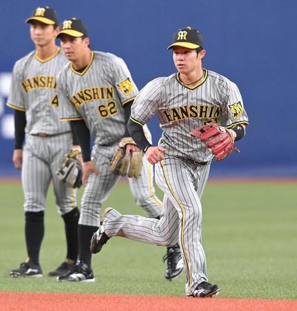 　試合前、セカンドの位置でシートノックを受ける中野（右）＝撮影・高部洋祐