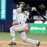 　９回、フルスイングも遊直に倒れる森下（撮影・飯室逸平）