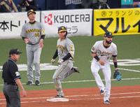 　４回、二ゴロを放ち一塁を駆け抜ける森下（撮影・立川洋一郎）