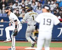 　４回、森下（１）の併殺崩れの間に２点目を奪う（撮影・飯室逸平）