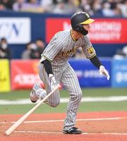 　５回、中前打を放つ小幡（撮影・高部洋祐）