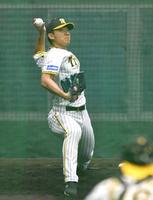 　投球練習する伊藤将（撮影・北村雅宏）