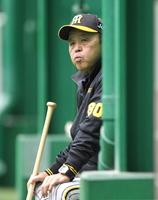 　練習を見守る岡田監督（撮影・北村雅宏）