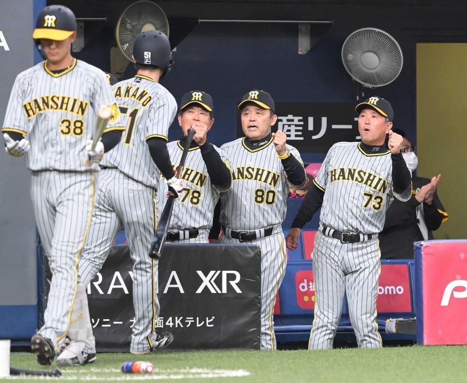 　４回、森下の二ゴロの間に生還した中野（左から２人目）を出迎える岡田監督（同４人目）＝撮影・高部洋祐