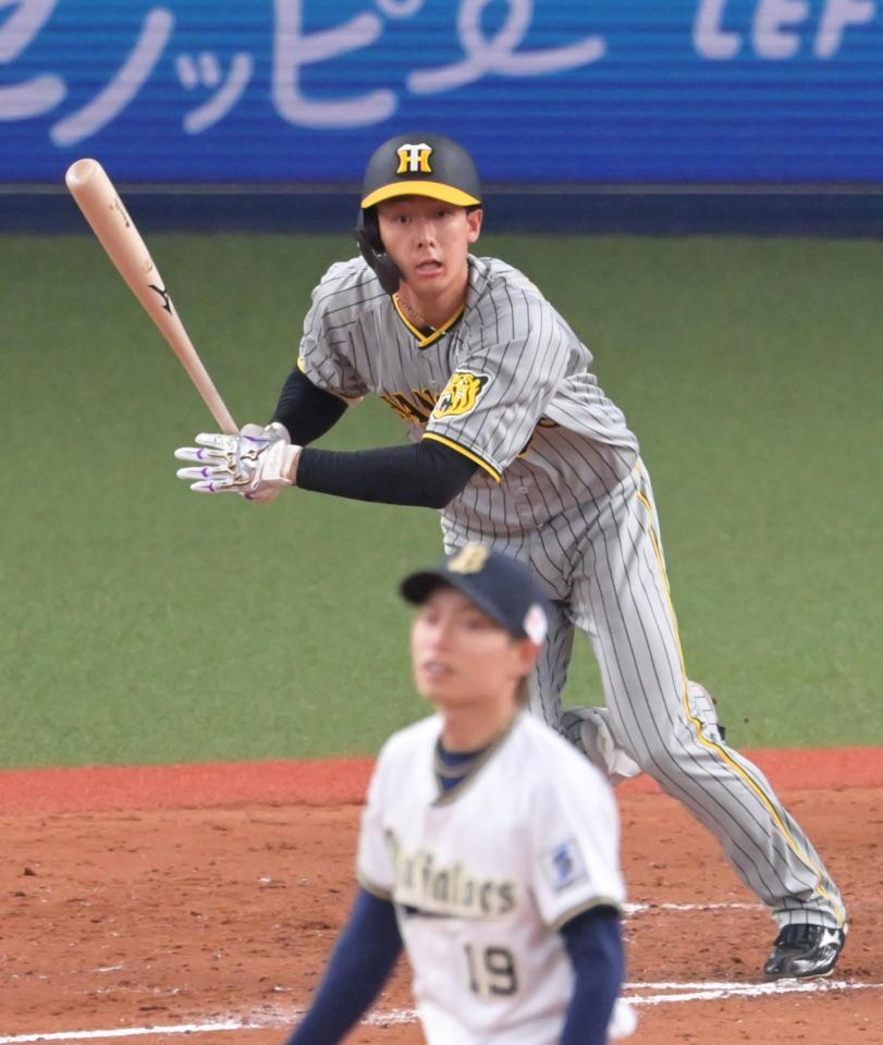 　５回、中前打を放つ小幡（撮影・立川洋一郎）