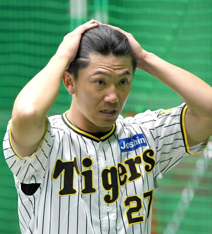 　髪を整える伊藤将（撮影・北村雅宏）