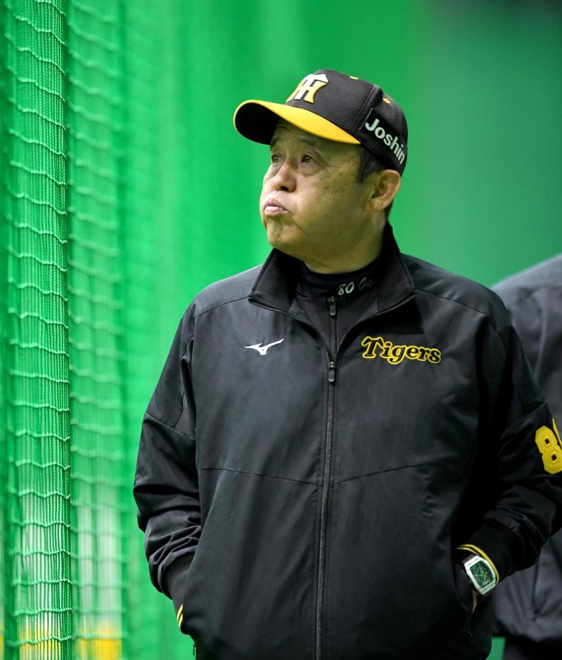 　悩ましげに室内練習場の出口へ向かう岡田監督（撮影・北村雅宏）