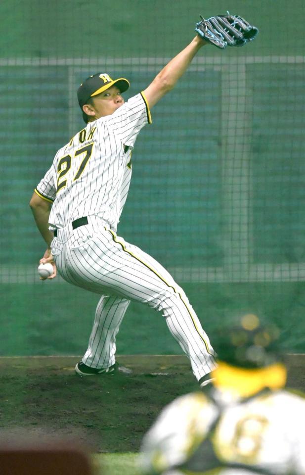 　ブルペンで投球練習する伊藤将