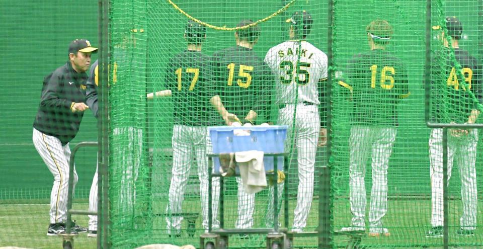 　投手陣に送りバントの指導をする岡田監督（左端）＝撮影・北村雅宏