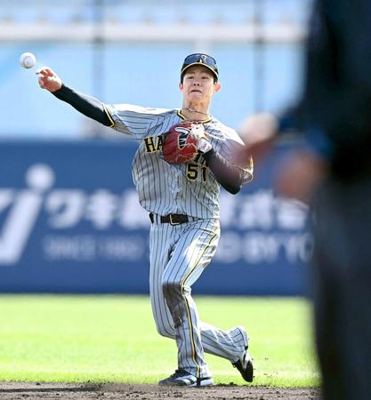 　５回、佐野皓の打球を軽快にさばく阪神・中野