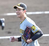 　１イニング無死点の好投を見せ、笑顔でベンチへ戻る湯浅（撮影・飯室逸平）